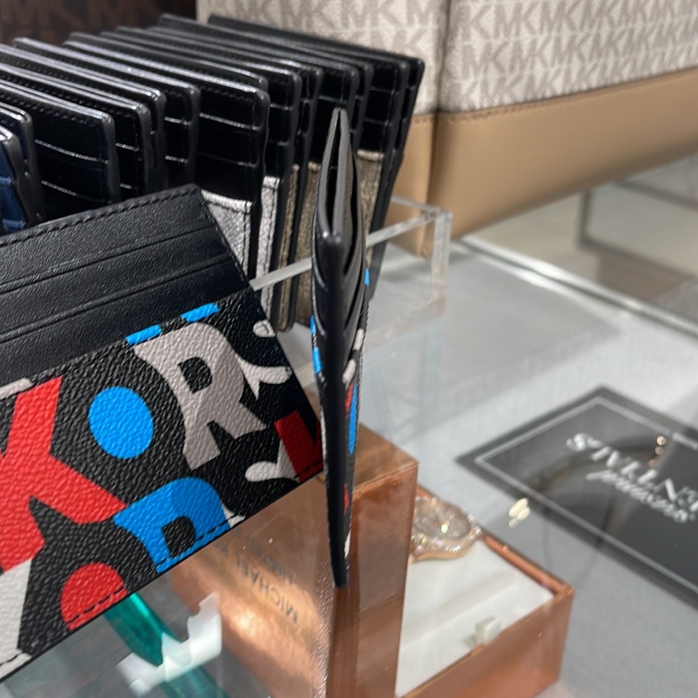 MICHAEL KORS MENS Cooper BLACK MLTI Graphic Logo Tall Card Case
BLACK MULTI NWT - Picture 4 of 16
